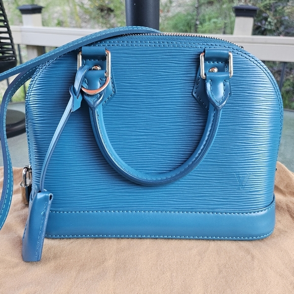 ✨ Authentic Louis Vuitton Alma BB in rare Cyan Épi leather. - Picture 1 of 16